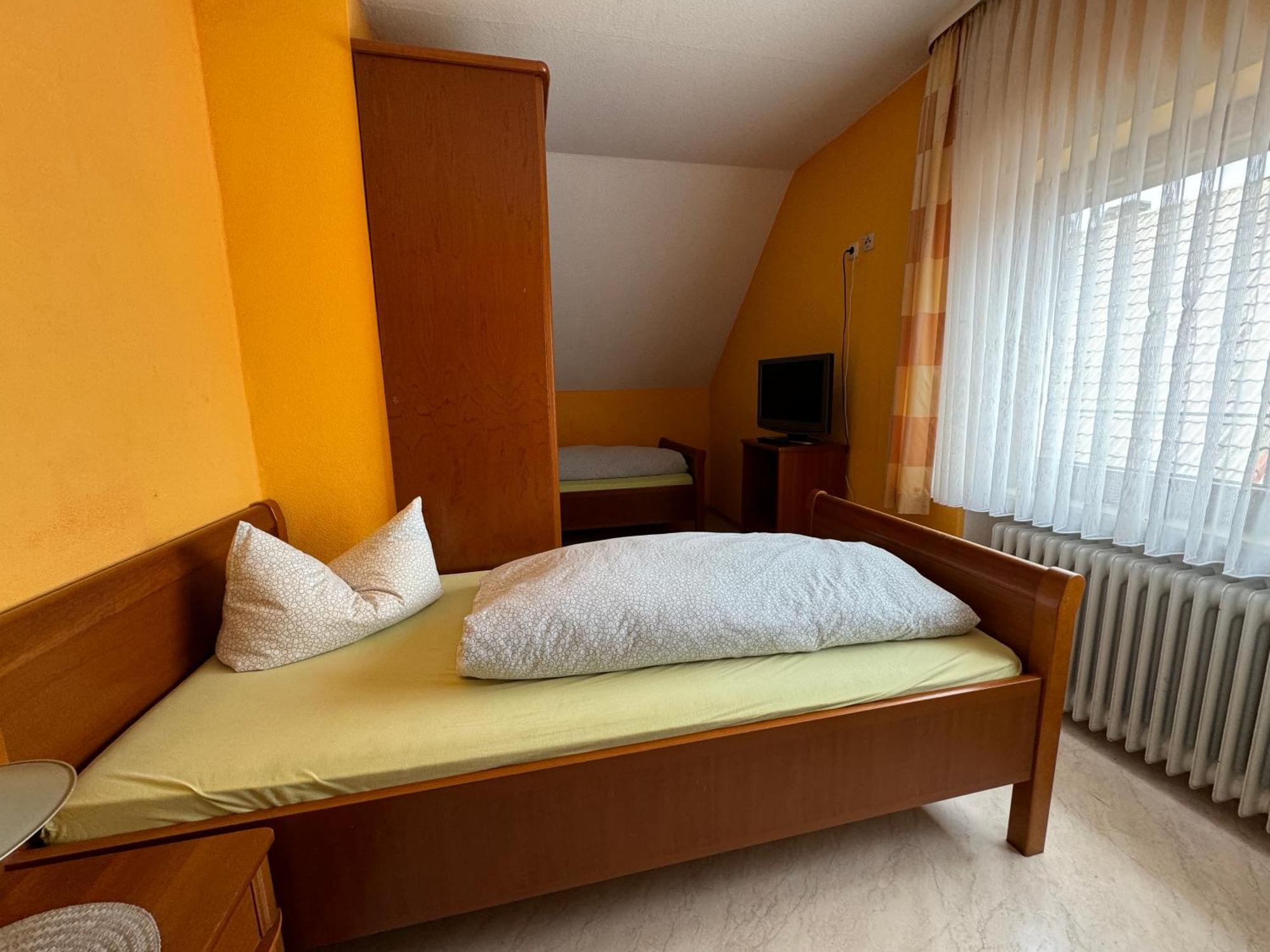 Zur Goldenen Krone Pension Stadtallendorf Bagian luar foto