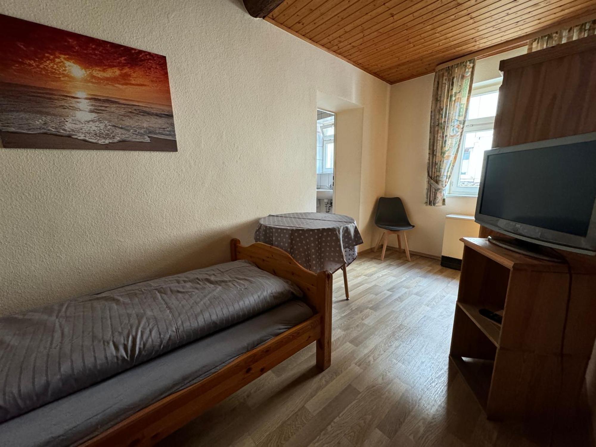 Zur Goldenen Krone Pension Stadtallendorf Bagian luar foto