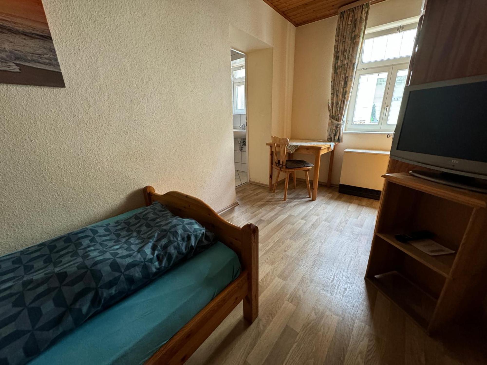 Zur Goldenen Krone Pension Stadtallendorf Bagian luar foto